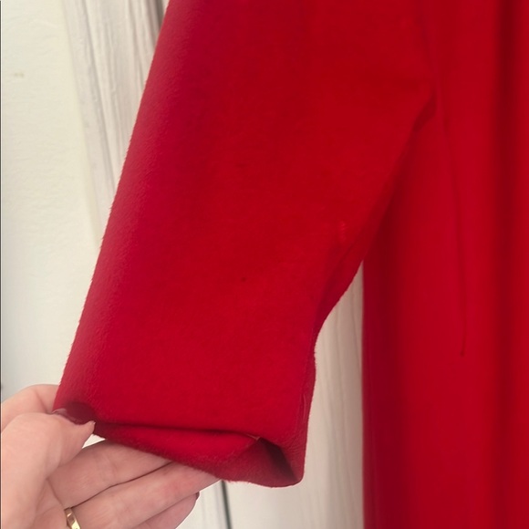 Vintage Red Wool Coat with mink fur collar. Like new condition. Beautiful lines - Picture 4 of 9